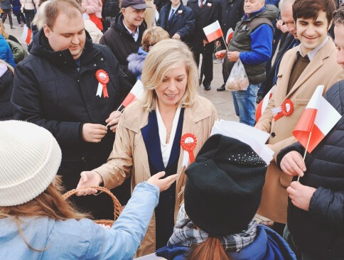 Anna Wąsowicz w towarzystwie mieszkańców Skawiny podczas obchodów Święta Niepodległości